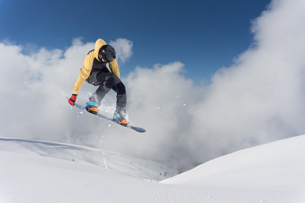 Repülő snowboardos a hegyekben. Extrém sport. - Fotó, kép