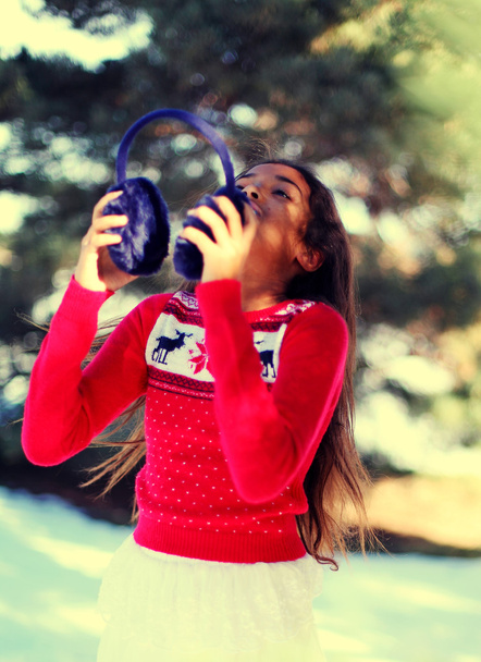 Beautiful tween girl in a winter park - Photo, Image