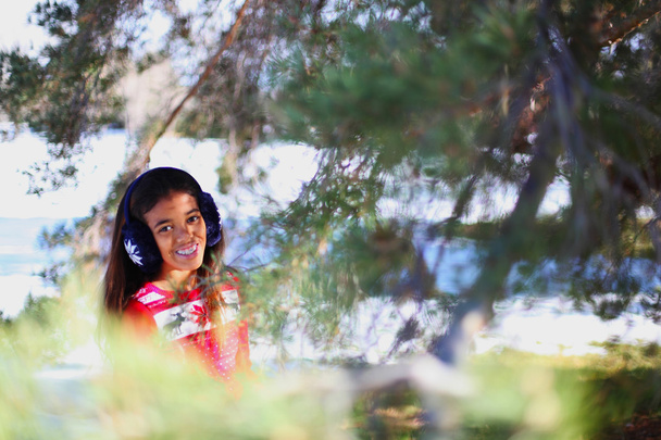 Hermosa chica adolescente en un parque de invierno
 - Foto, imagen