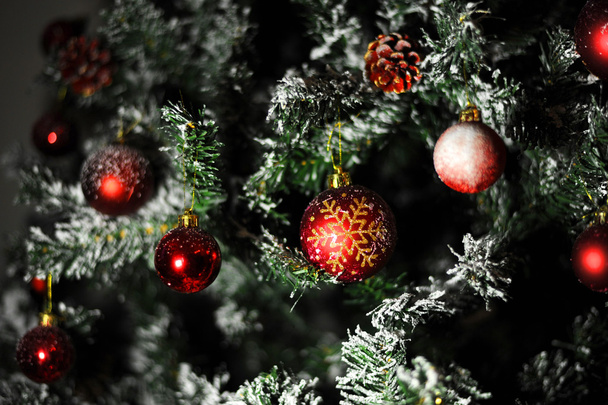 Red ornament balls Christmas tree - Foto, afbeelding