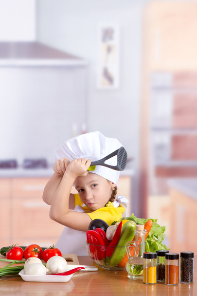 Menina para se divertir na cozinha
 - Foto, Imagem
