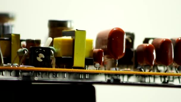 Tablero electrónico de rotación con componentes de radio de primer plano
 - Imágenes, Vídeo