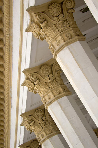 Columnas del pabellón de exibition principal de Ucrania
 - Foto, Imagen
