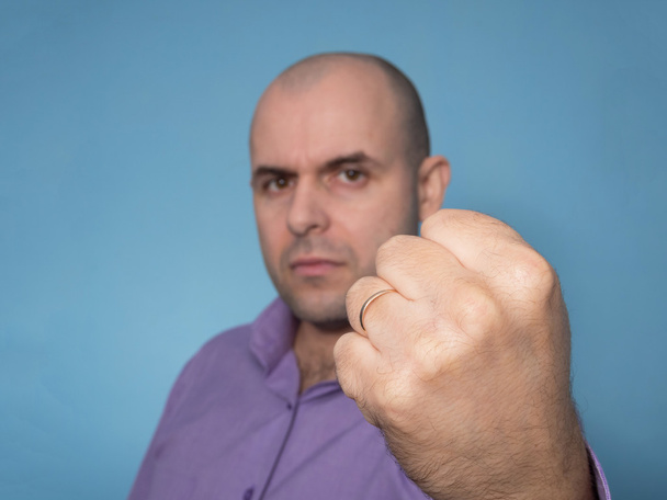 Kızgın beyaz adam yumruk el ile  - Fotoğraf, Görsel