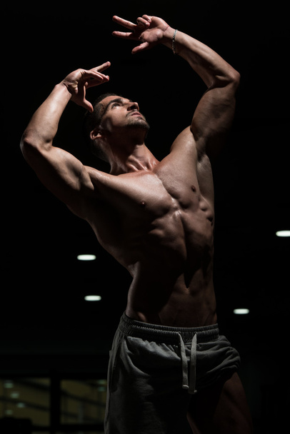 Strong Bodybuilding Man Looking Up - Fotoğraf, Görsel