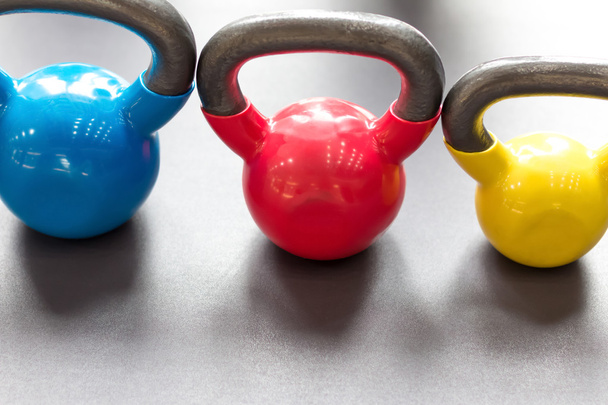 kolorowe kettlebells w siłowni lub sport club - Zdjęcie, obraz