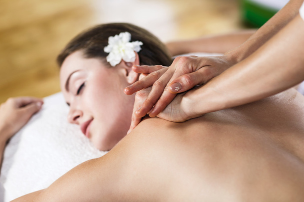 Vrouw genieten van massage. - Foto, afbeelding
