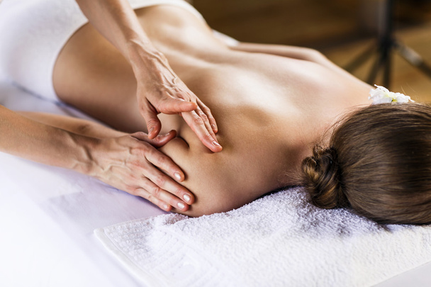Vrouw genieten van massage. - Foto, afbeelding