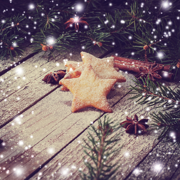 Рождественский декор на фоне дерева
 - Фото, изображение