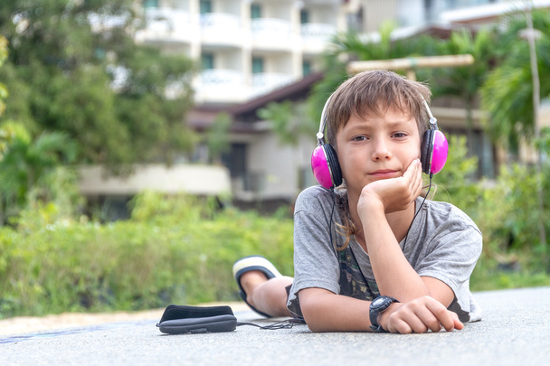 jeune caucasien garçon écoute de la musique via casque sur naturel ba
 - Photo, image