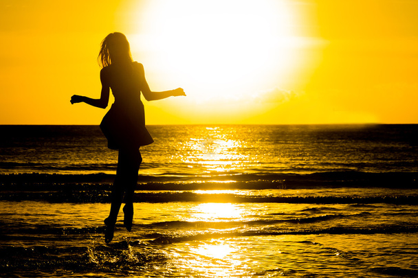 ανέμελη γυναίκα που χορεύει στο ηλιοβασίλεμα στην παραλία. vita διακοπές - Φωτογραφία, εικόνα