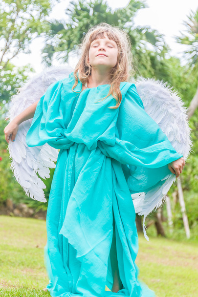 Ormandaki kapalı gözlü melek çocuk kız - Fotoğraf, Görsel