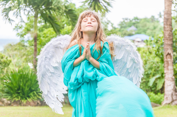 Девочка-ангел с закрытыми глазами в лесу
 - Фото, изображение