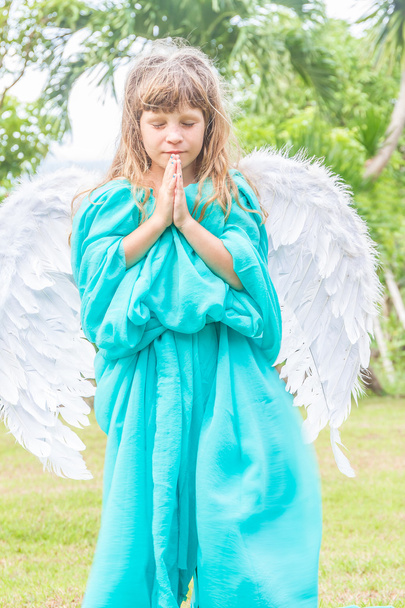 Ormandaki kapalı gözlü melek çocuk kız - Fotoğraf, Görsel