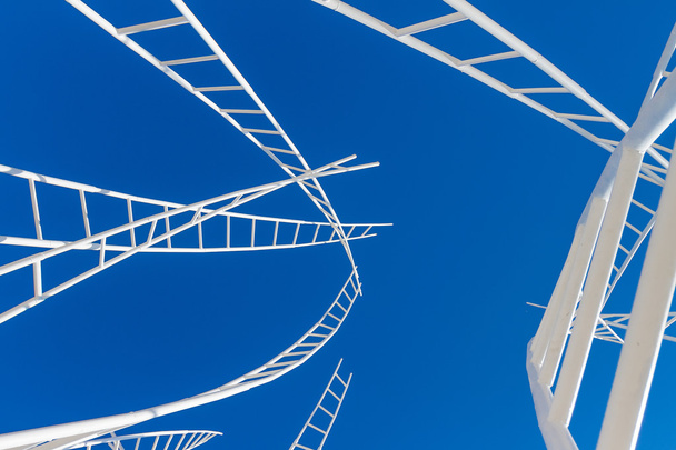 doolhof van witte ladders geïsoleerd over blauwe hemel - Foto, afbeelding