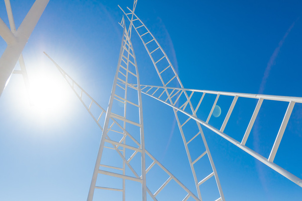 doolhof van witte ladders geïsoleerd over blauwe hemel - Foto, afbeelding