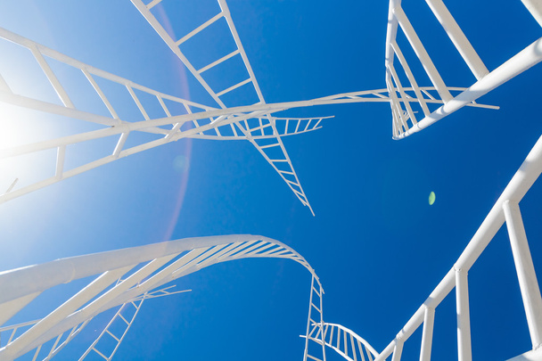 sokkelo valkoiset tikkaat eristetty yli sininen taivas
 - Valokuva, kuva
