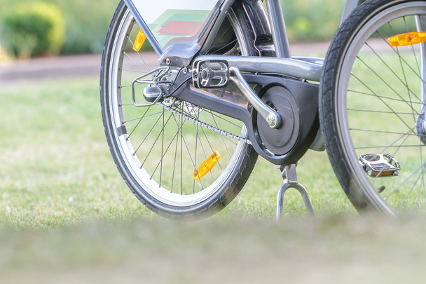 close-up de roda de bicicleta no fundo verde natural
 - Foto, Imagem