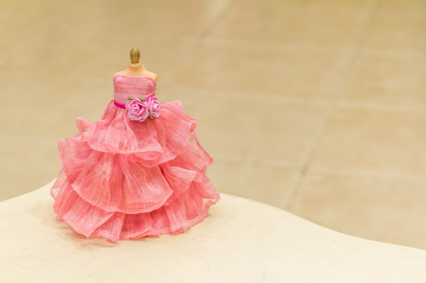 giocattolo abito da sposa rosa come elemento di decorazione d'interni
 - Foto, immagini