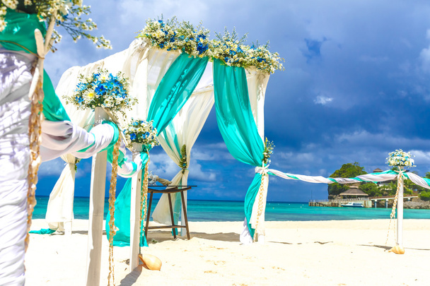 lugar de la boda de playa, configuración de la boda, cabaña, arco, gazebo
 - Foto, Imagen