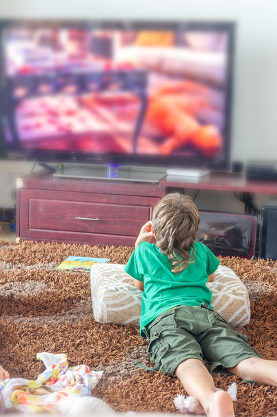 bambino che guarda la tv a casa, Foto da dietro. Modificabile
 - Foto, immagini