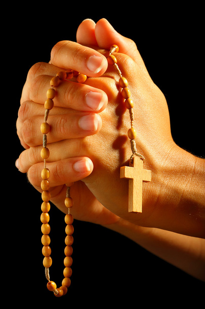 キリスト教人間の祈りの手にロザリオの - 写真・画像