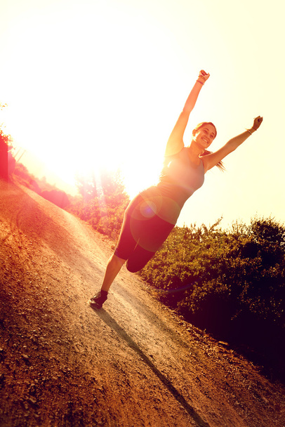 mladá dívka jogging - Fotografie, Obrázek