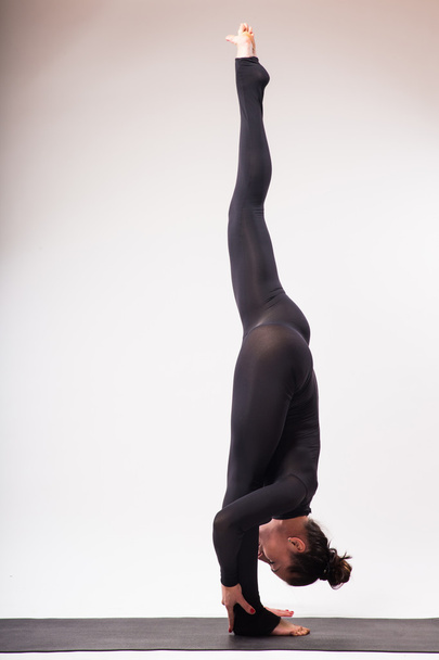 молодая красивая женщина йоги позирует на студийном фоне
 - Фото, изображение