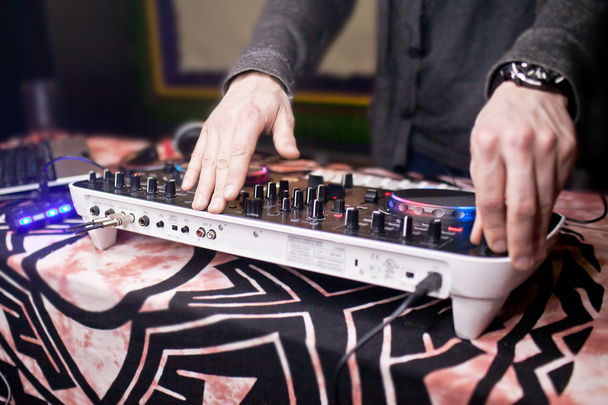 DJ che mixa musica su console al night club - Foto, immagini
