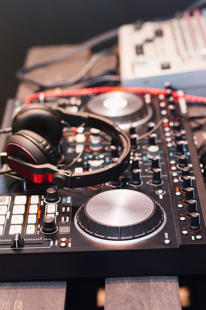DJ equipment, headphones, microphones, vinyl - Фото, изображение
