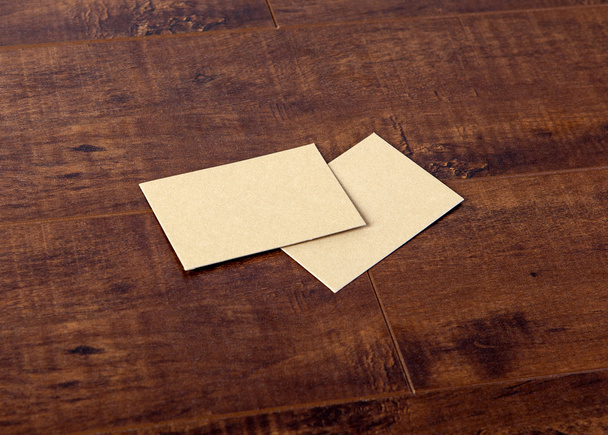 Επαγγελματικές κάρτες σε φόντο ξύλου - Φωτογραφία, εικόνα