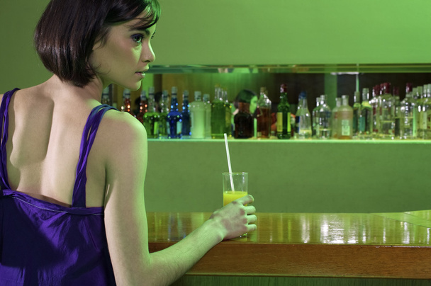 Mulher com coquetel no bar
 - Foto, Imagem