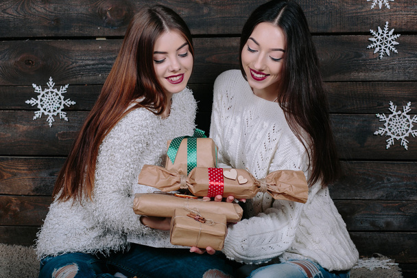 Deux belles filles offrent des cadeaux à la caméra
 - Photo, image