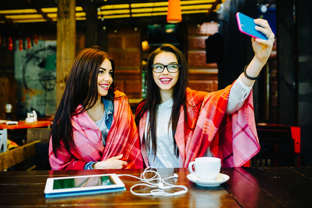 dois amigos próximos fazem selfie no café - Foto, Imagem
