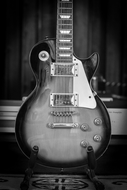 Old Electric Guitar in Black and White - Fotoğraf, Görsel