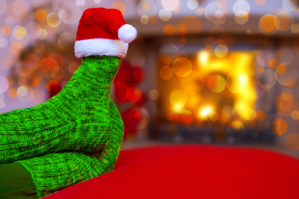 Pies en calcetines de lana azul y sombrero de Santa
 . - Foto, imagen