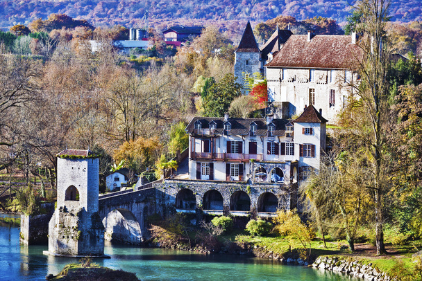 Θρύλος γέφυρα δει από το μεσαιωνικό χωριό Sauveterre-de-Bearn - Φωτογραφία, εικόνα