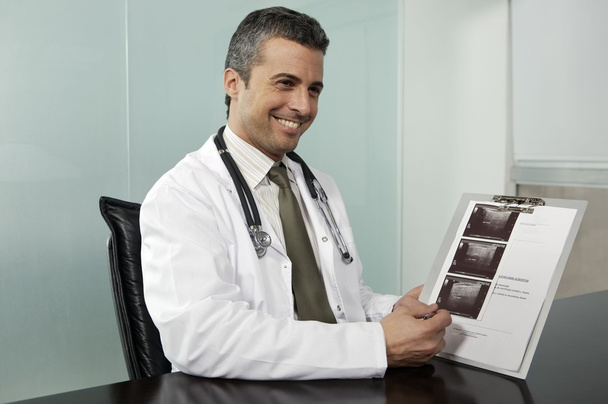 Dottore con scansione ad ultrasuoni
 - Foto, immagini