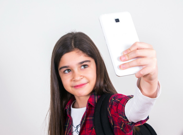 szép iskolás lány csinál selfie - Fotó, kép