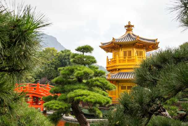Kaunis Golden Pagoda kiinalainen tyyli arkkitehtuuri Nan Lian G
 - Valokuva, kuva