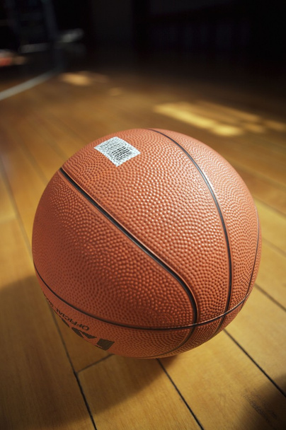 basketbal bal liggend op de vloer - Foto, afbeelding