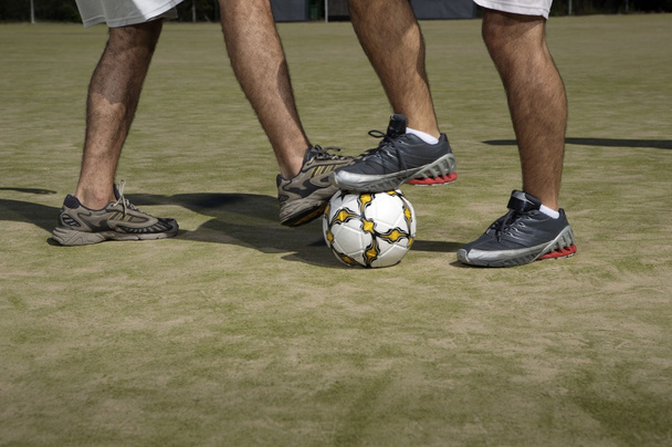 piernas masculinas jugando fútbol
 - Foto, Imagen