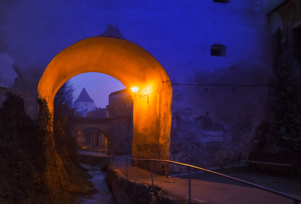 a estrada para a Torre Branca Medieval em Brasov, Roménia
 - Foto, Imagem