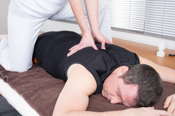 Patient à la physiothérapie obtient massage ou drainage lymphatique
 - Photo, image