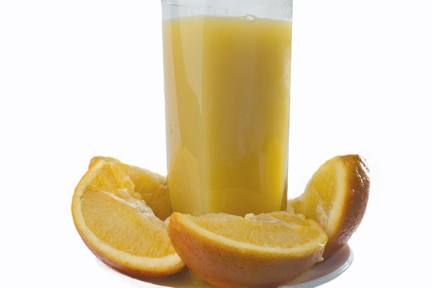 Portakal suyu ve beyaz üzerine izole edilmiş portakal dilimleri. - Fotoğraf, Görsel