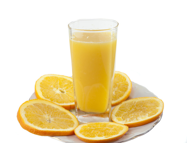 апельсиновий сік і скибочки апельсина ізольовані на білому
 - Фото, зображення