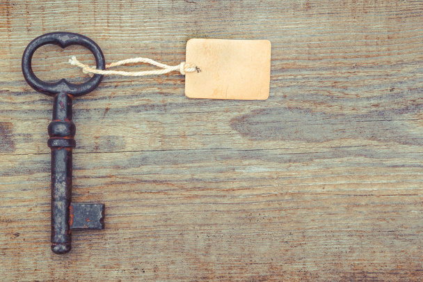 Stary klucz z papierową etykietą - Zdjęcie, obraz