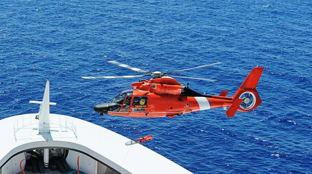 Helicóptero de rescate al lado del barco
 - Foto, Imagen