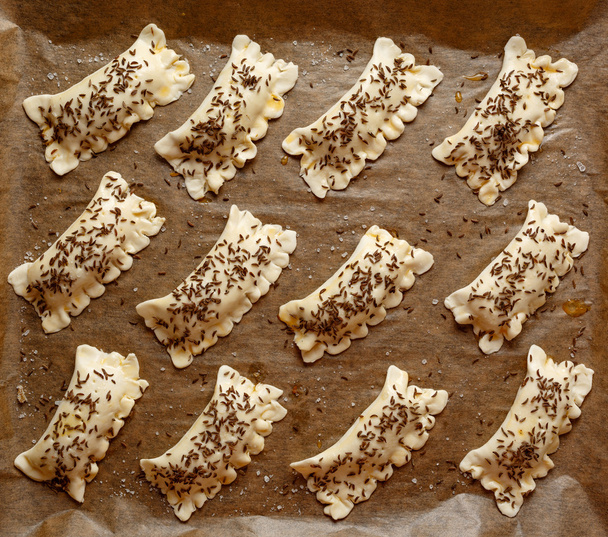 Сырое слоеное тесто с капустой и грибами перед приготовлением
 - Фото, изображение