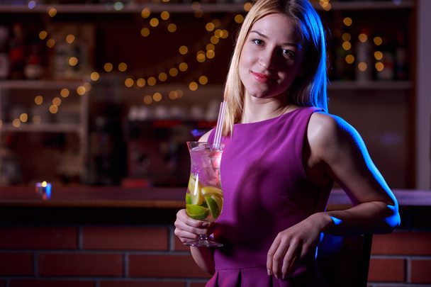 Сексуальная блондинка с напитком
 - Фото, изображение